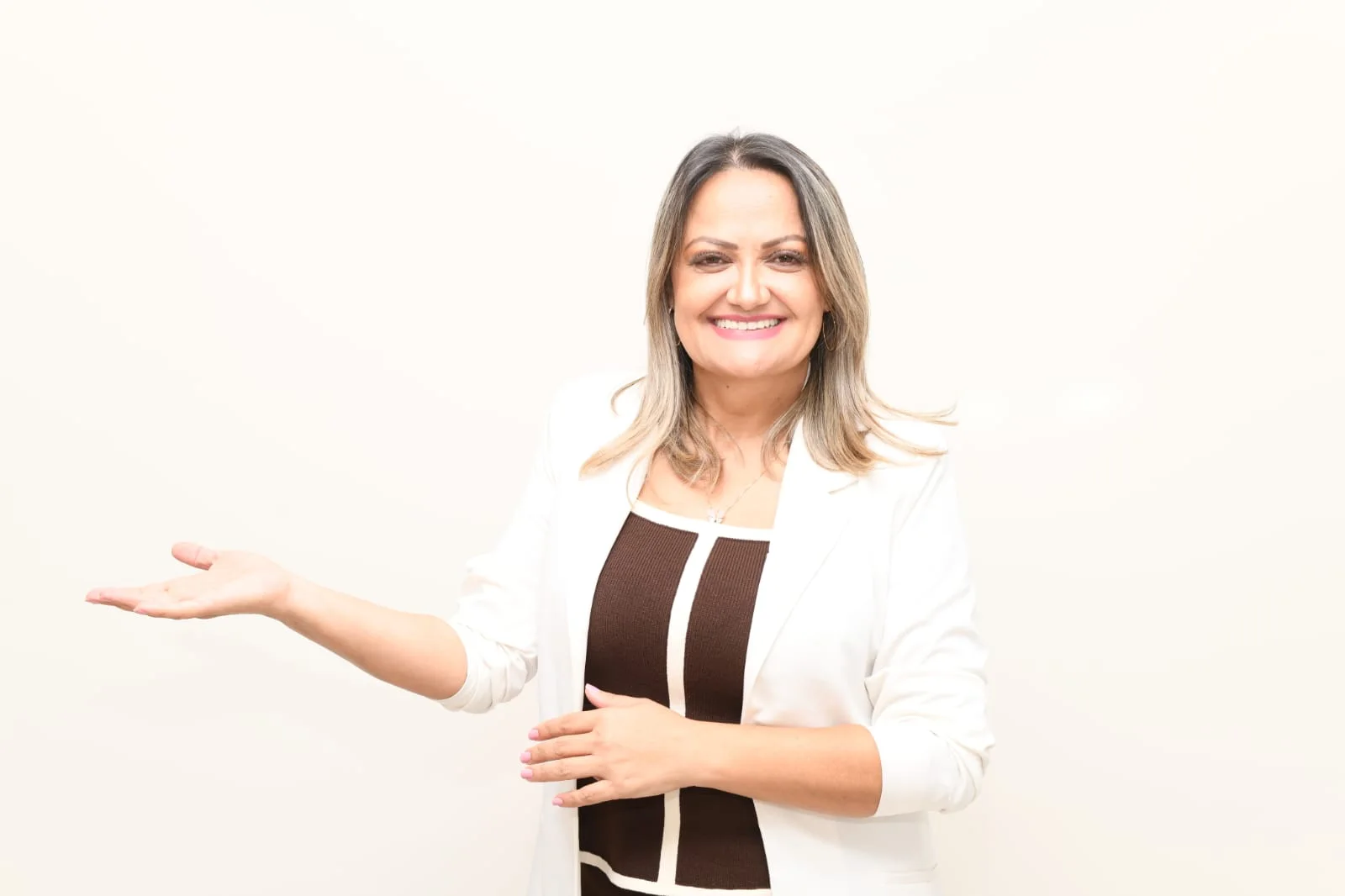 Rosangela Perecini sorrindo, de blazer branco